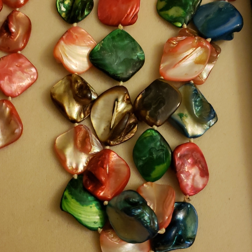 3 Colorful necklaces - Picture 2 of 4